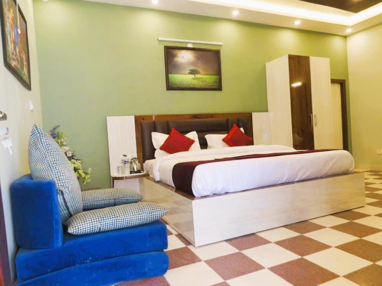 Hotel Haya Palace Nainital Exteriör bild