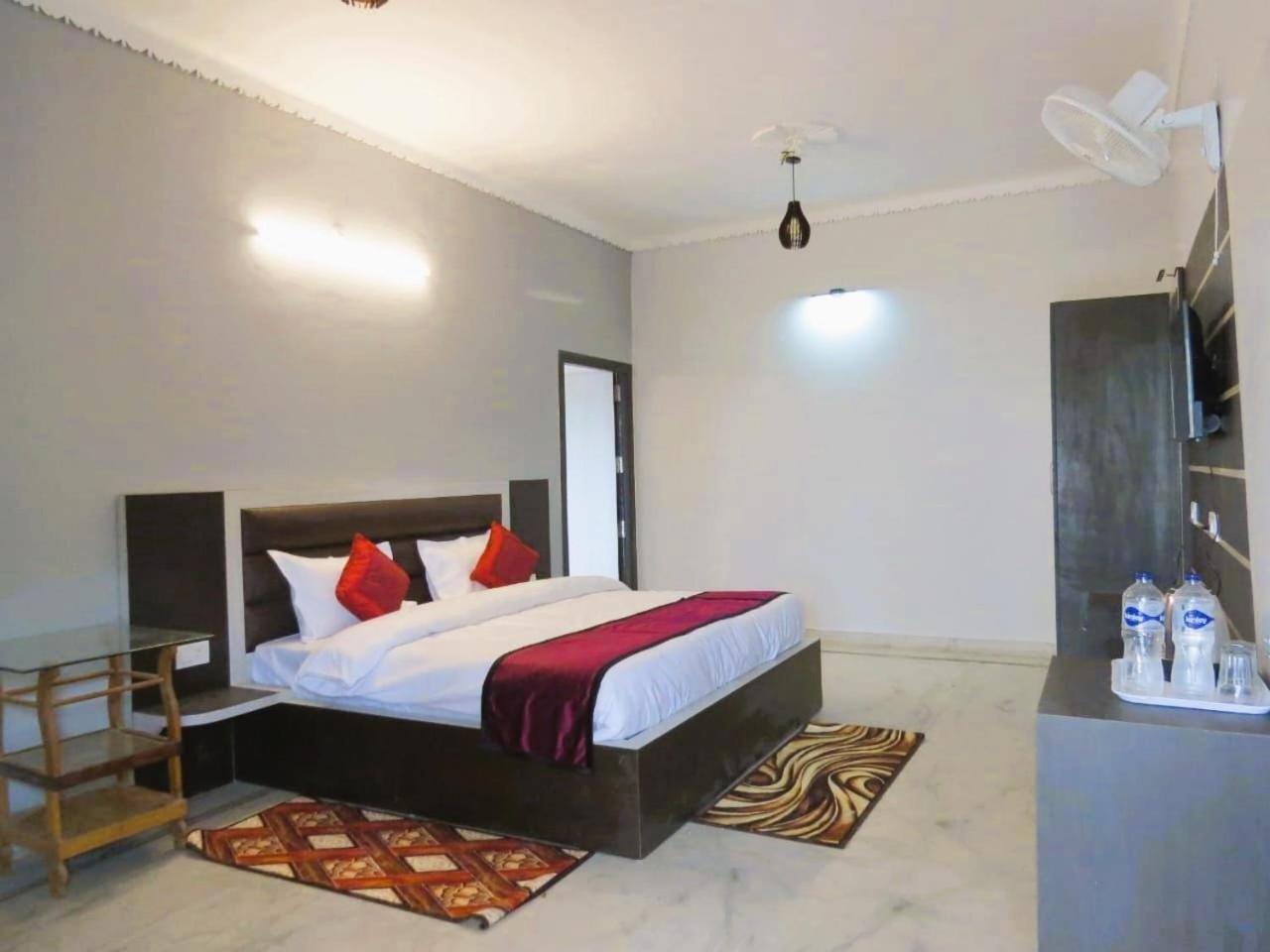 Hotel Haya Palace Nainital Exteriör bild