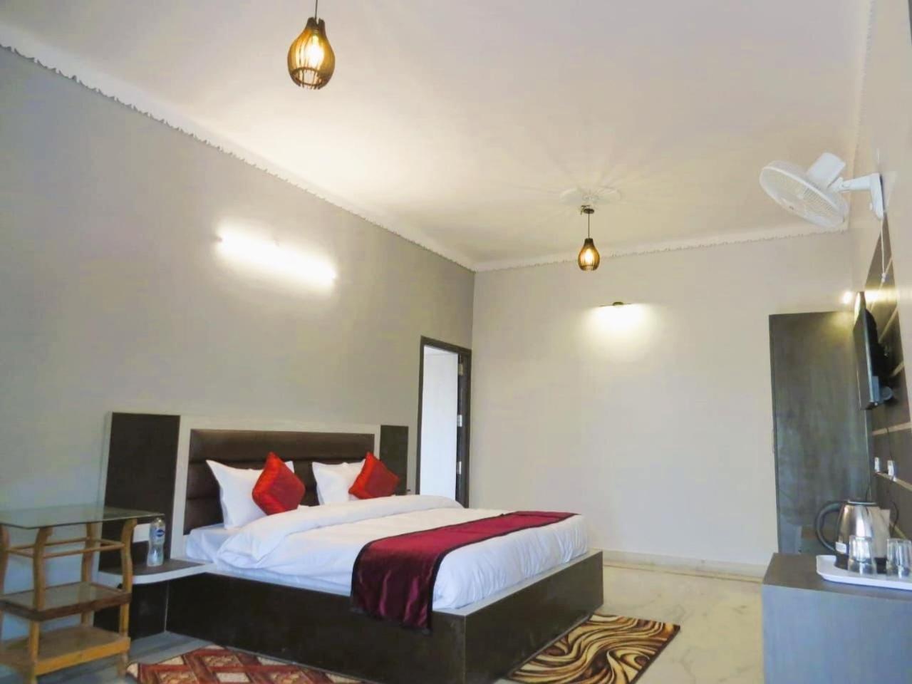Hotel Haya Palace Nainital Exteriör bild